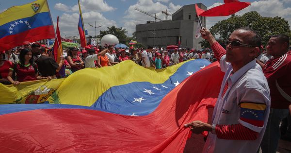Foto: Seguidores del Gobierno de Nicolás Maduro participan en una marcha de apoyo en Caracas. (EFE)