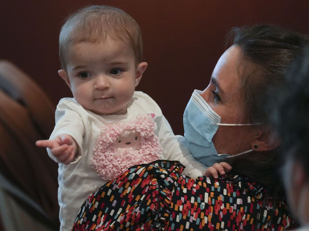 Foto: Emma, la primera niña en el mundo que recibe un trasplante de intestino de un donante en asistolia. (EFE/Borja Sánchez-Trillo)