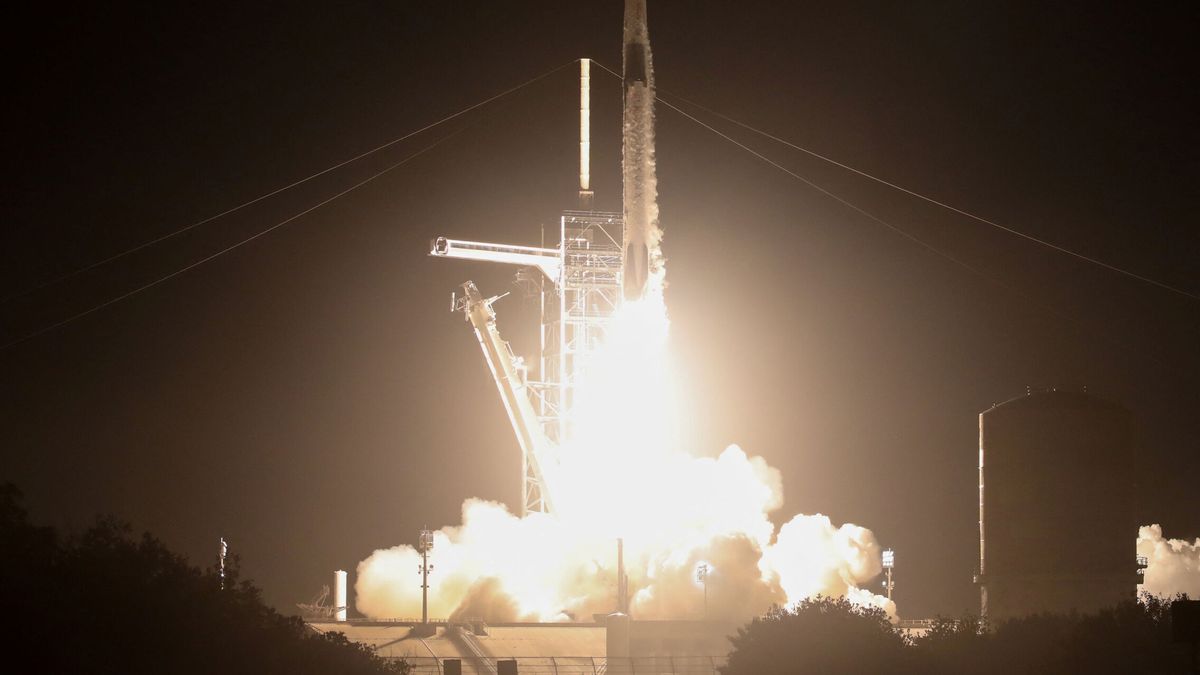La NASA y SpaceX lanzan con éxito su octava misión comercial tripulada a la EEI