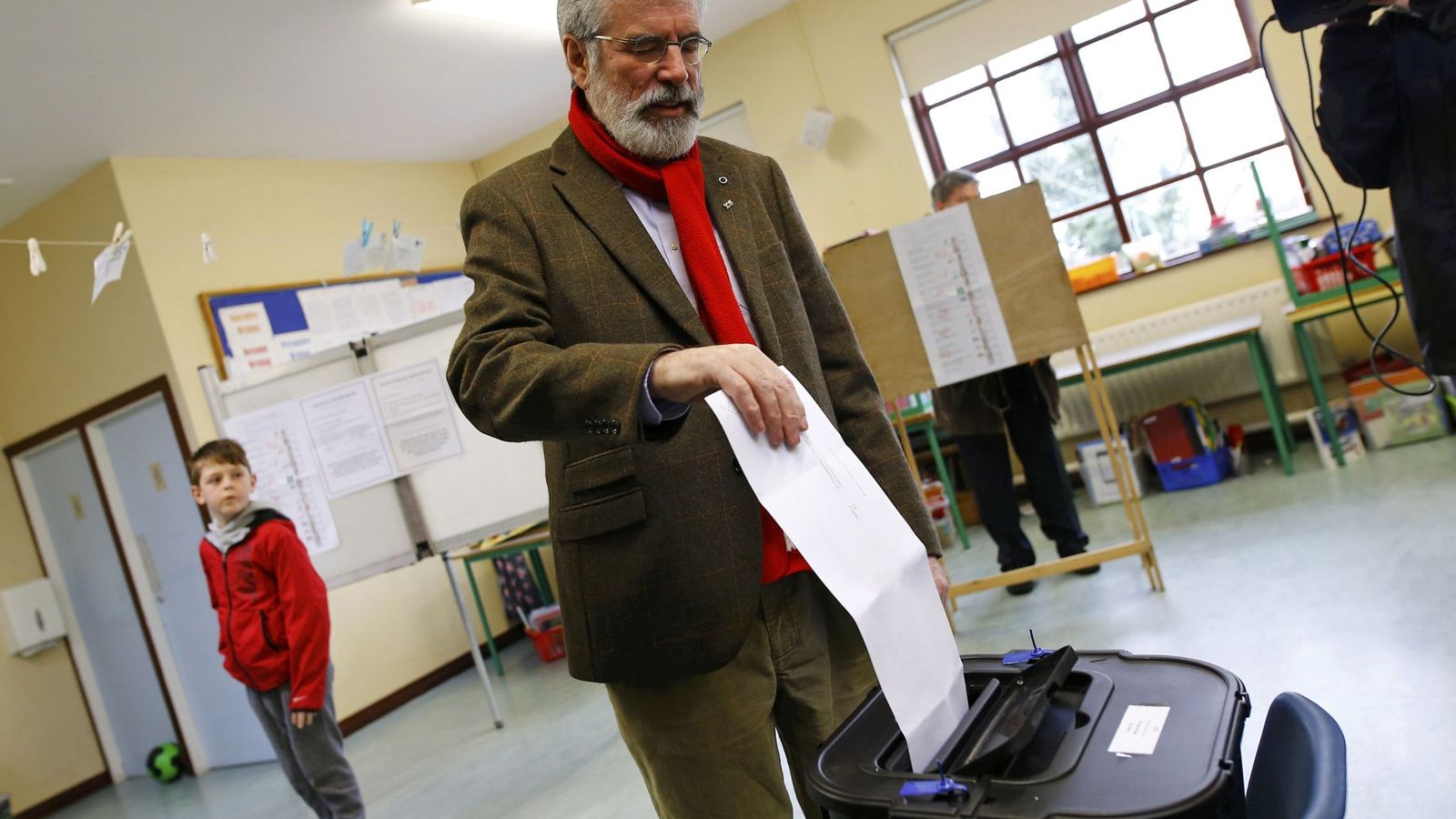 Foto: Gerry Adams, líder del Sinn Féin, vota en un colegio electoral de Ravensdale, Irlanda, el 26 de febrero de 2016 (Reuters).