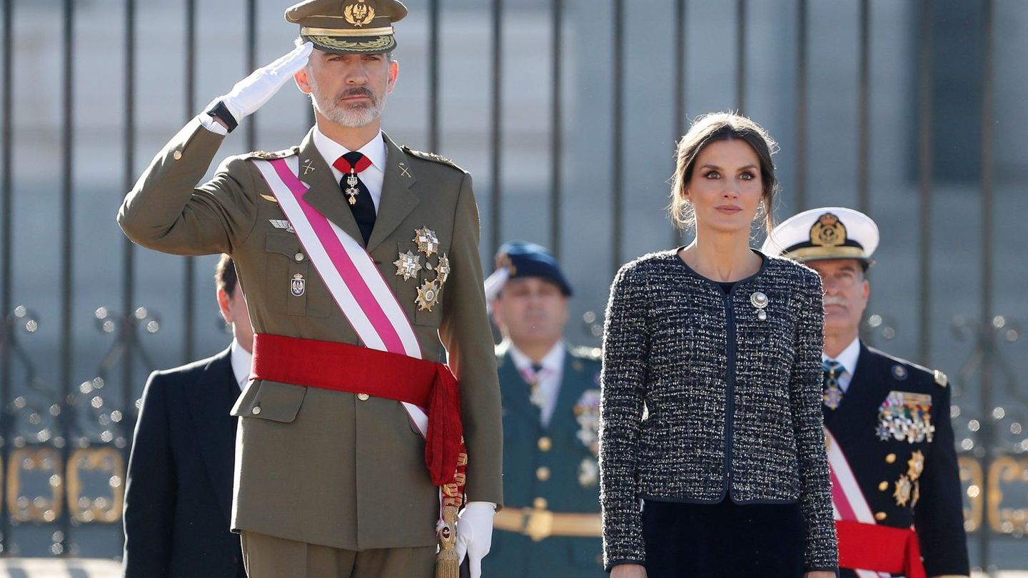 Los reyes saludan a las tropas que les rindieron honores a su llegada al Palacio Real en la Pascua Militar de 2018. (EFE)