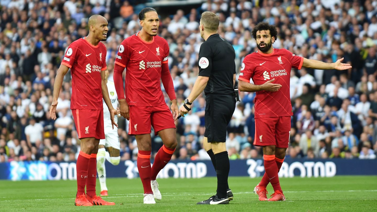 Los jugadores del Liverpool protestan al árbitro. (Reuters)