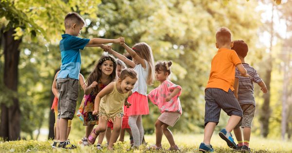 Foto: Un grupo de niños, jugando en un parque. (iStock)