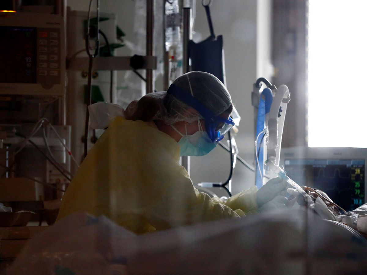 Foto: Un paciente infectado de covid en el Hospital Ramón y Cajal de Madrid. (Reuters/Sergio Pérez)