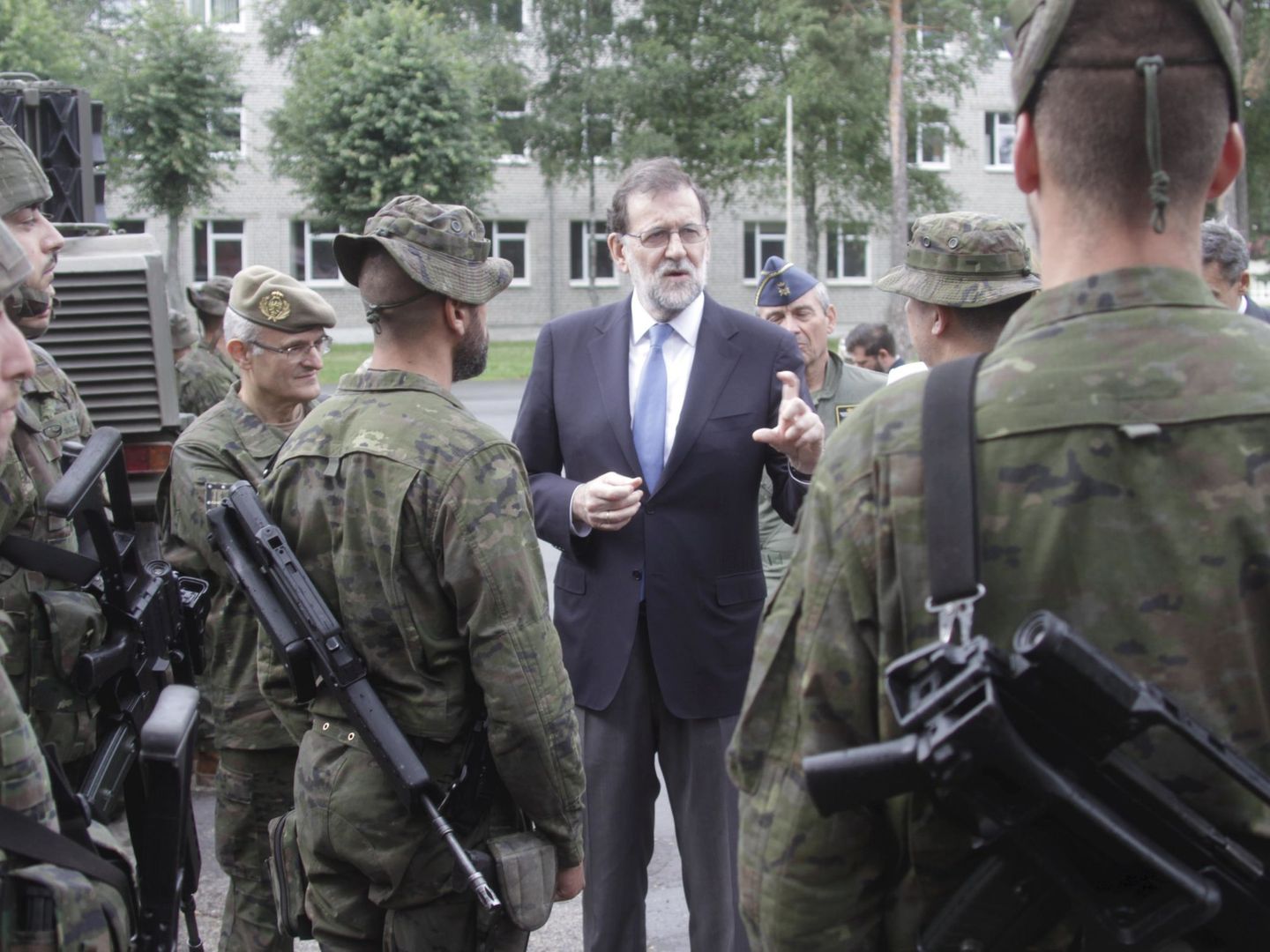 El presidente del Gobierno Mariano Rajoy conversa con varios militares españoles en la base militar de Adazi, en Letonia, el 18 de julio de 2017. (EFE)