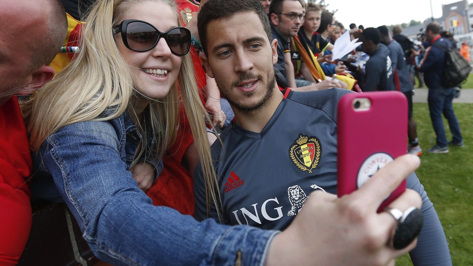 Foto: Hazard, con una aficionada, durante un entrenamiento de Bélgica. (EFE)