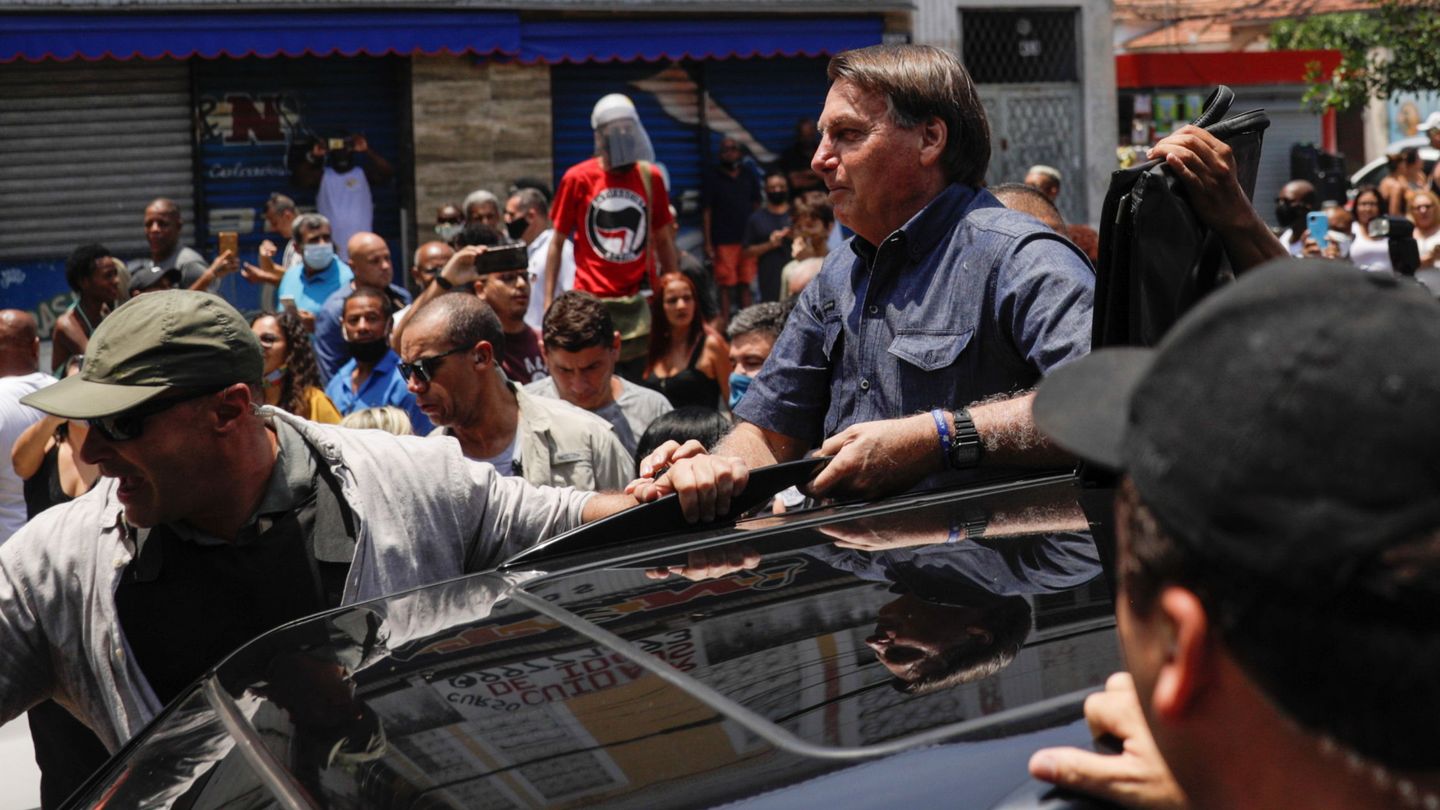 Jair Bolsonaro tras haber depositado su voto ayer en las elecciones en Río de Janeiro. (Reuters)