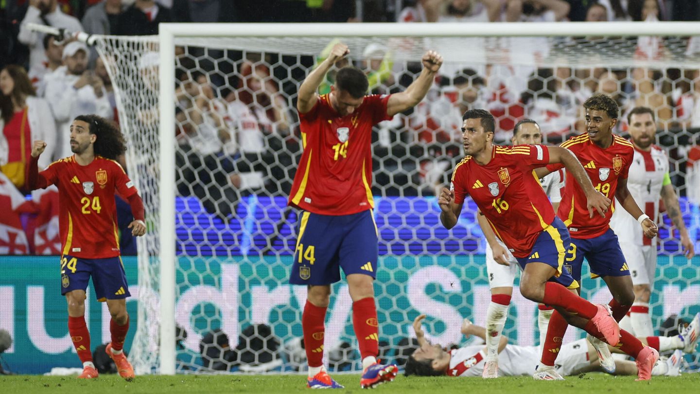 Los españoles celebran el gol de Rodri ante Georgia (EFE/Alberto Estévez).