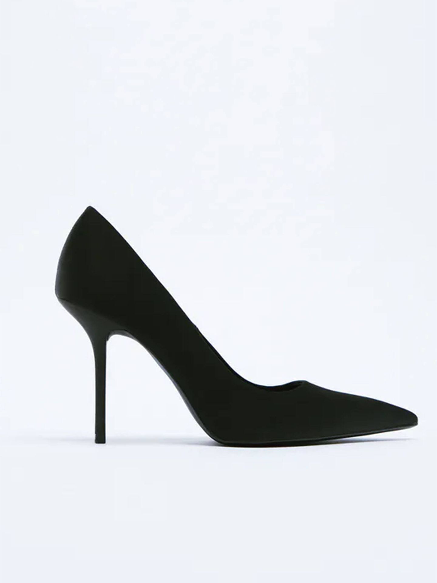 Zapato salón básico negro de Zara. (Cortesía)