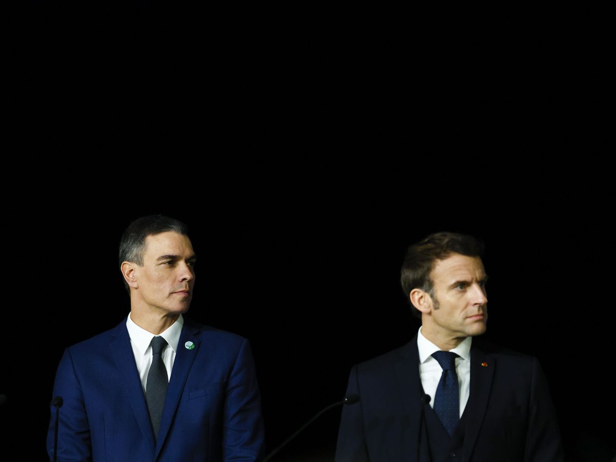 Foto: El presidente del Gobierno Español, Pedro Sánchez (i) y el de la República Francesa, Emmanuel Macron. (EFE/Biel Aliño)