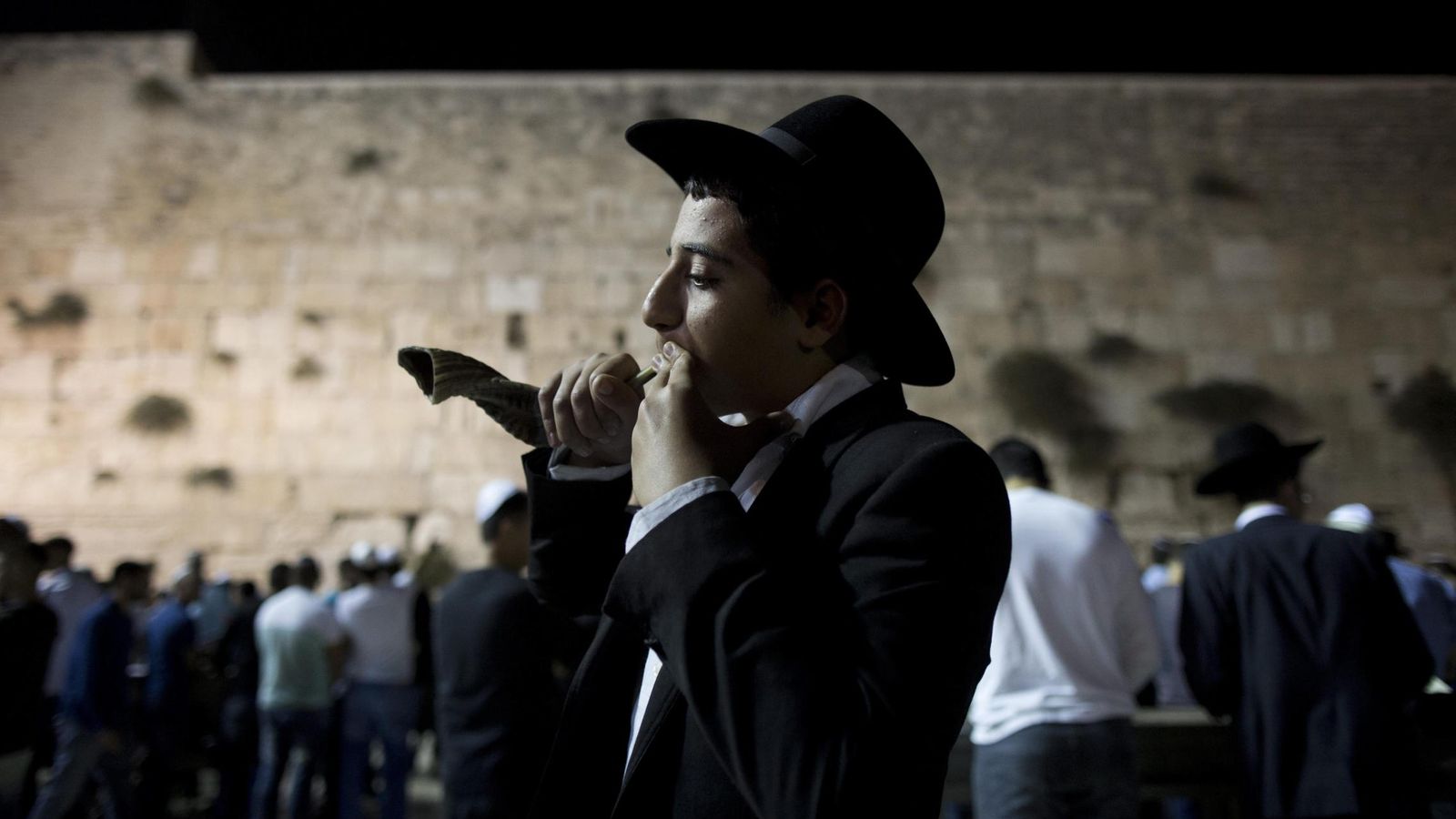 Foto: Un joven judío tocando un "shofar" (EFE)
