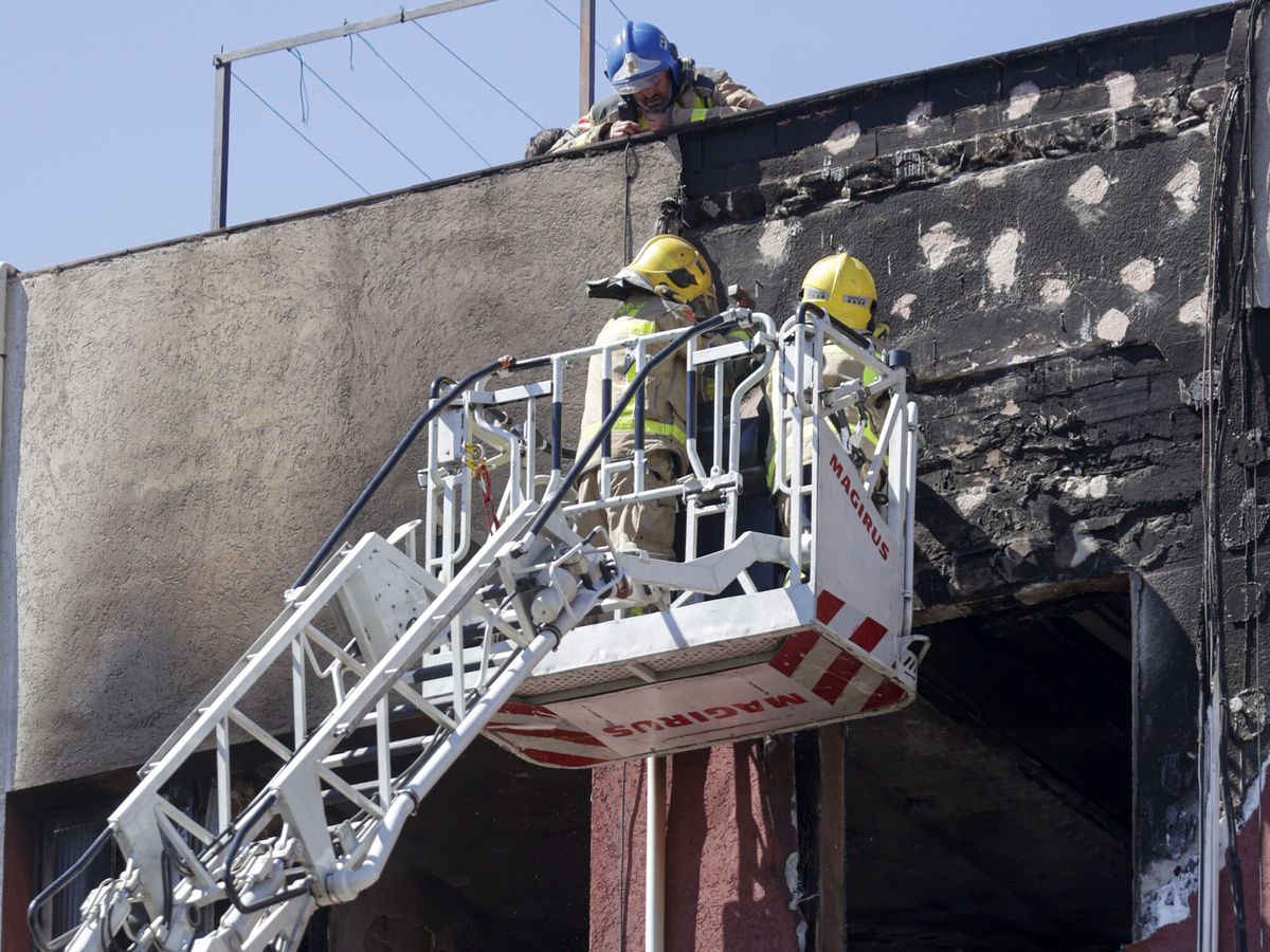 Foto: Los bomberos trabajan en el edificio del suceso. (EFE/Quique García)