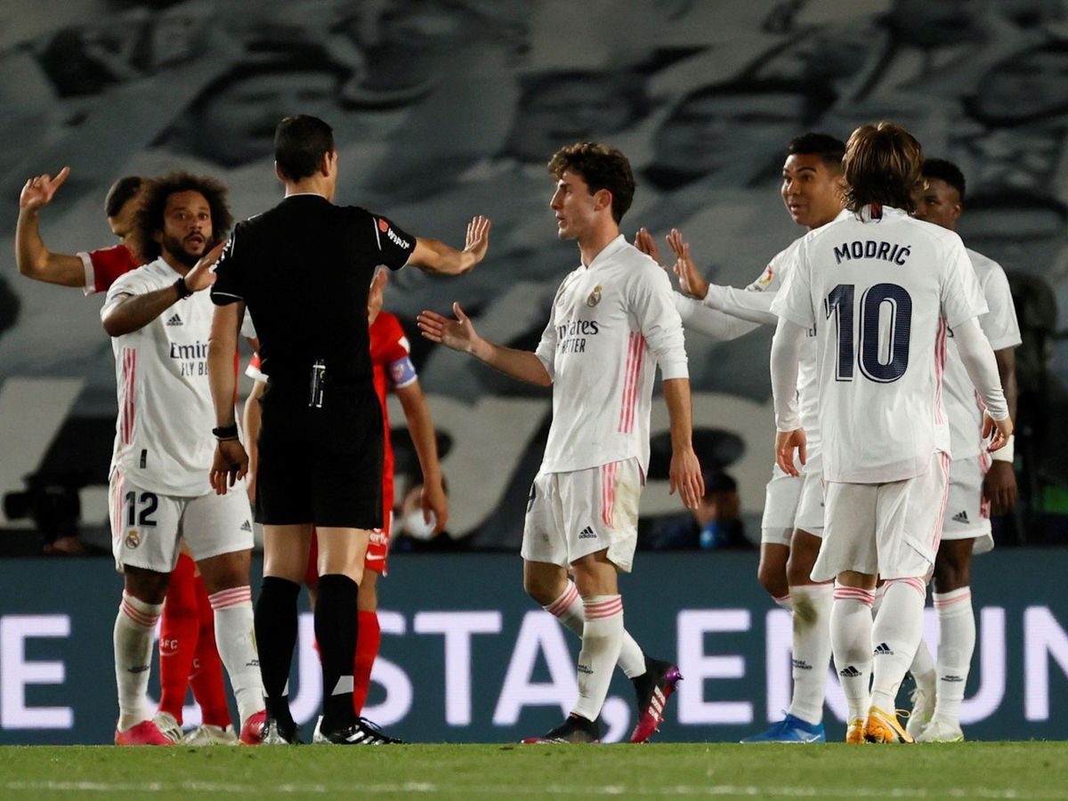 Foto: Los jugadores del Real Madrid protestan al árbitro. (Efe)