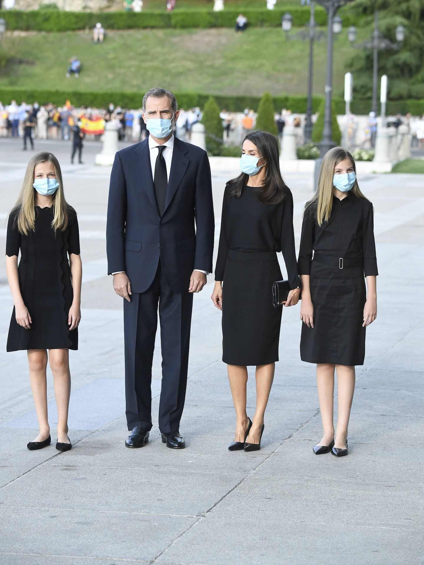 Los Reyes y sus hijas, en el funeral por las víctimas del covid-19. (LP)