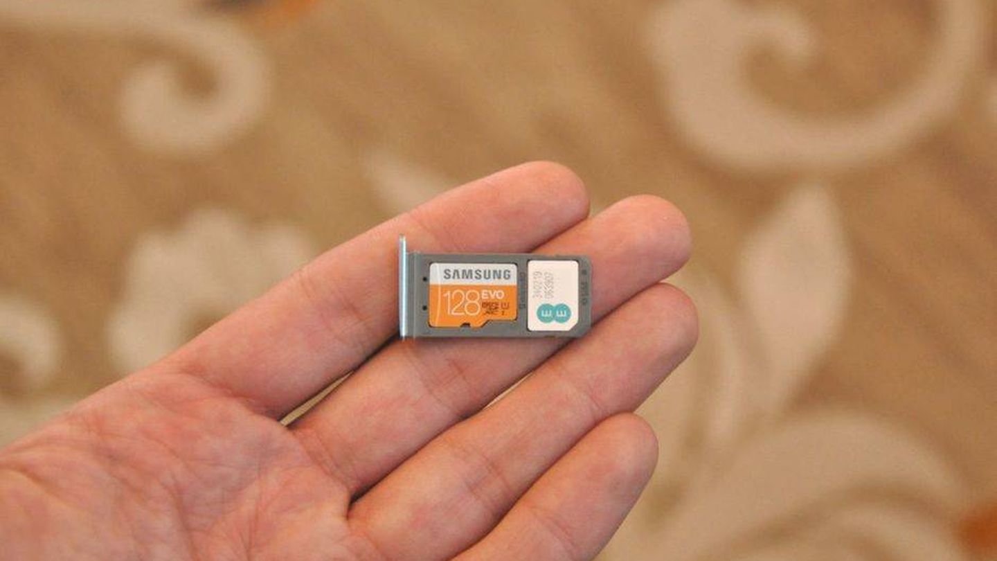 Ejemplo de una tarjeta microSD (izquierda) y una tarjeta SIM derecha. (Foto: M.A.M.)
