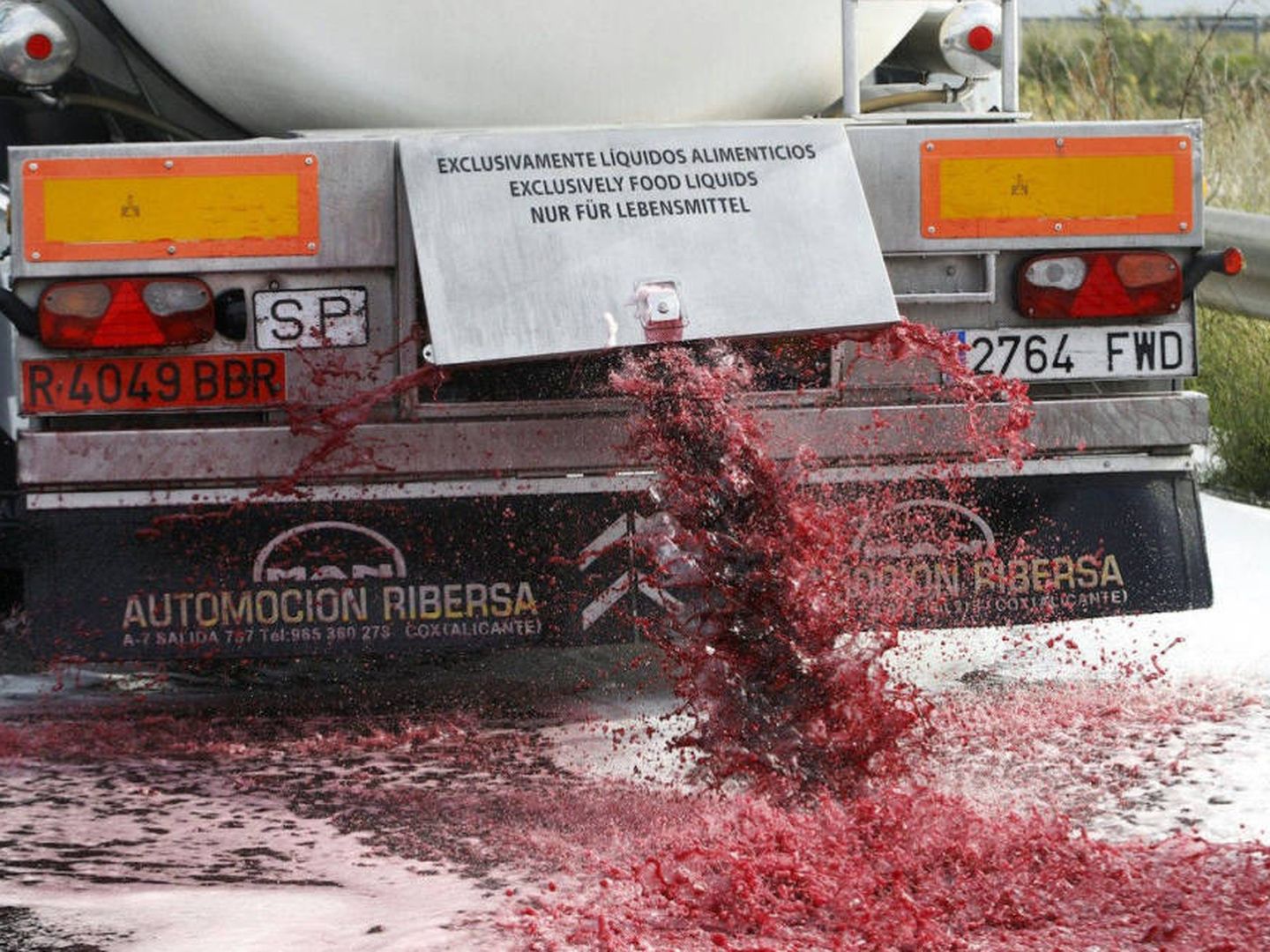 Un camión con vino español a granel atacado en Francia hace un año.