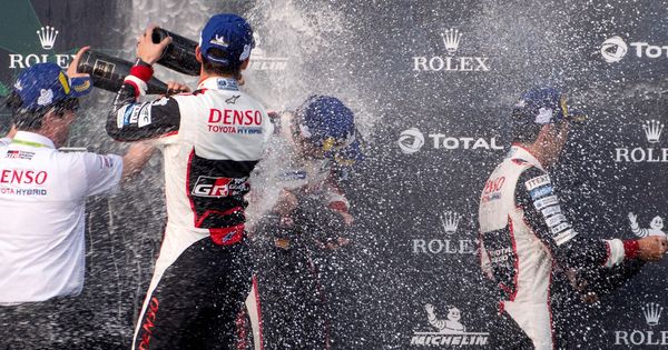 Foto: Fernando Alonso, mojado por sus compañeros con champán tras la victoria en las 6 Horas de Spa. (EFE)