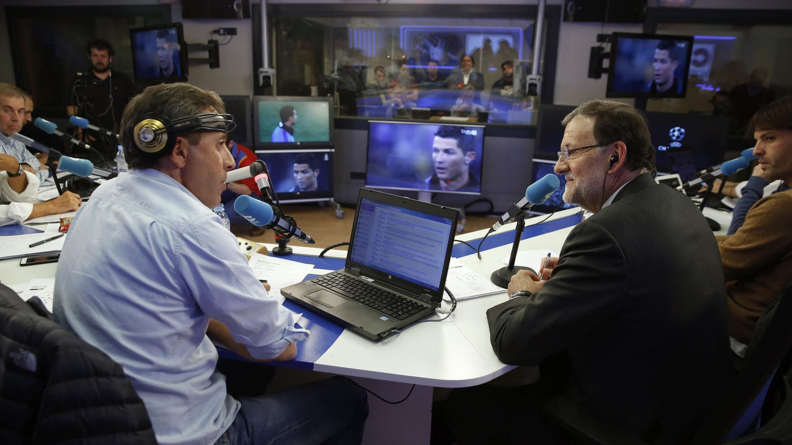 Foto: Mariano Rajoy junto al periodista Paco González en el programa Tiempo de Juego de la COPE (Juan Carlos Hidalgo/Efe)