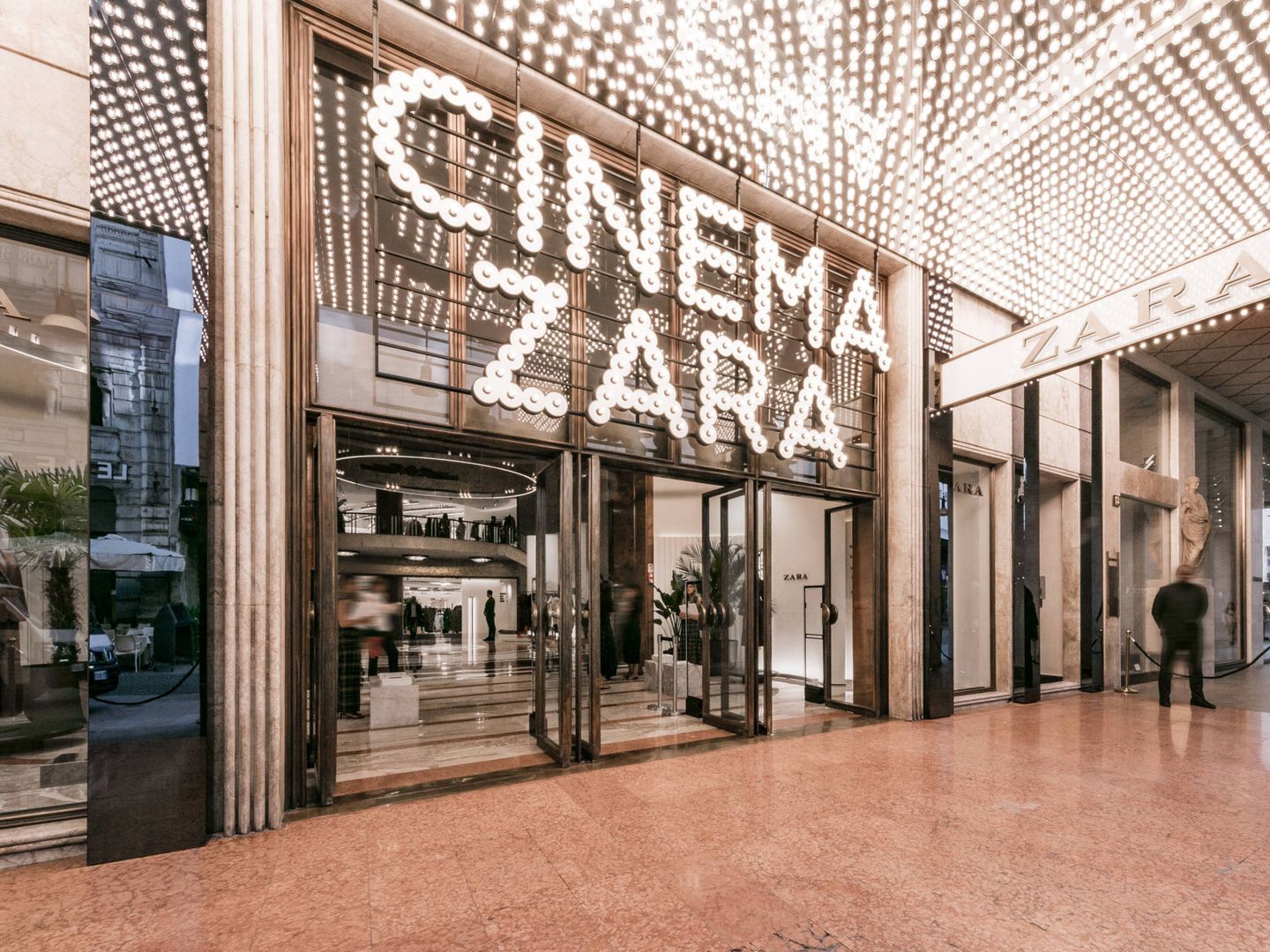 Imagen de la renovada entrada del establecimiento de Zara en Milán. (Imagen: Cortesía de la marca)