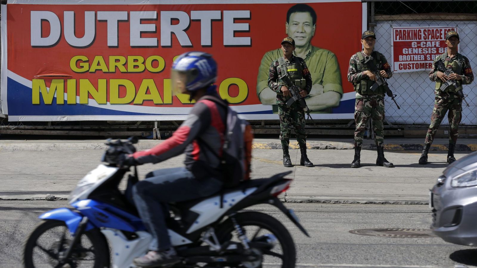 Foto: Soldados filipinos frente a un cartel electoral de Rodrigo Duterte en Davao, Mindanao, en mayo de 2016 (EFE)