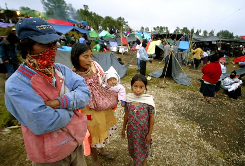 Una familia de la etnia tzotzil en el pueblo de Oventic, en Chiapas (Reuters).