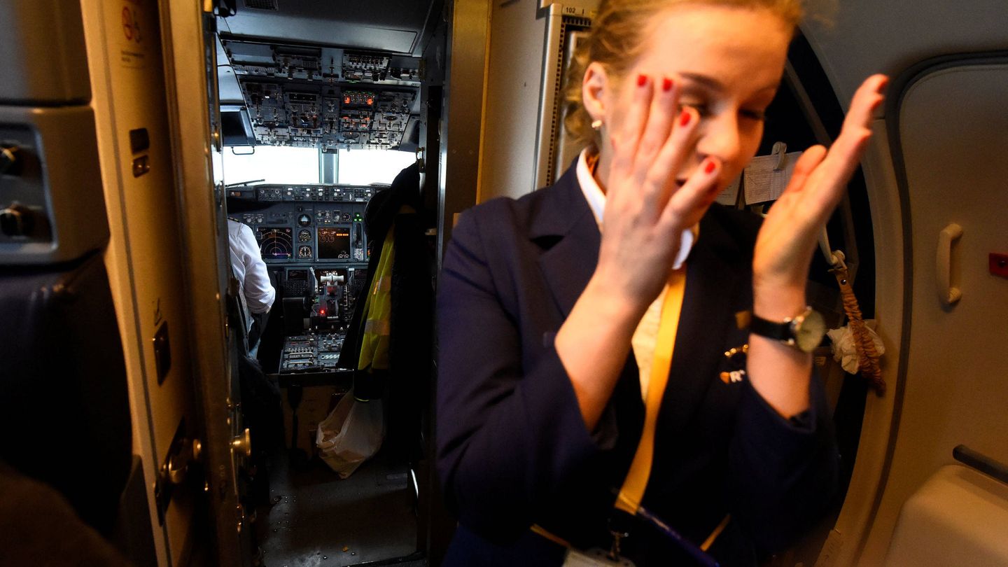 Tripulación y cabina de un vuelo de Ryanair. (Reuters)