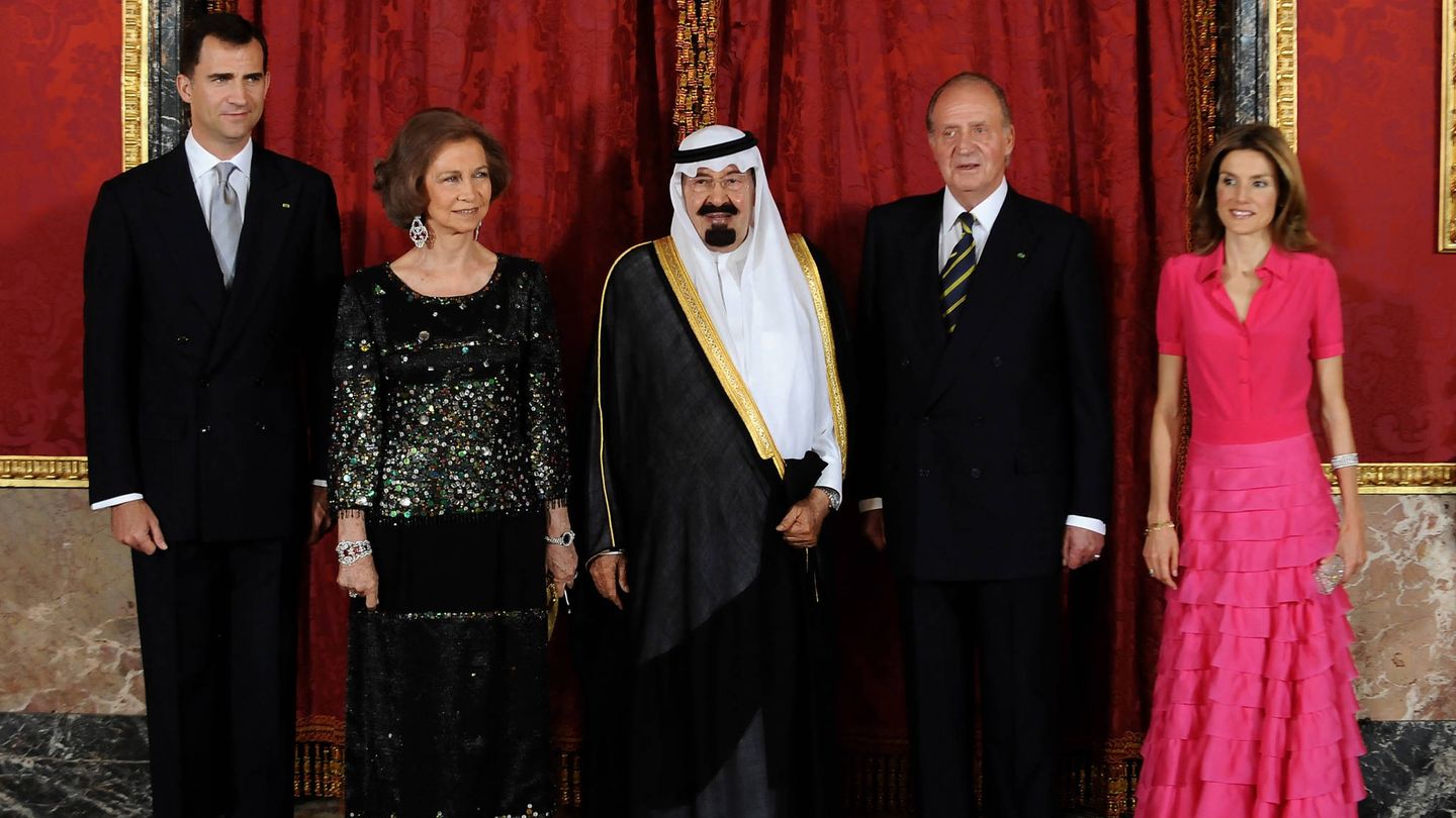 Los reyes Felipe, Sofía, Juan Carlos y Letizia, con el rey Abdalá en 2008. (Getty)