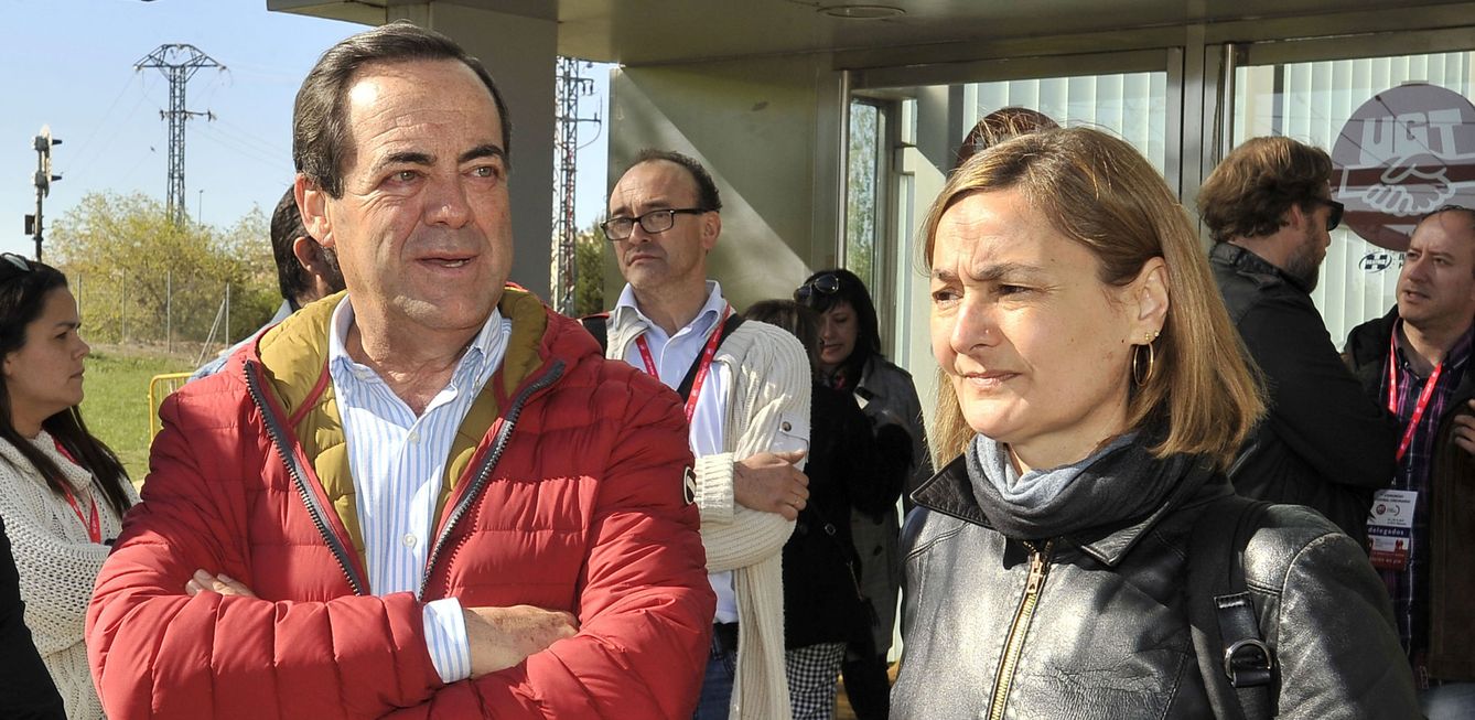 Luz Rodríguez y el expresidente manchego Pepe Bono, el pasado 25 de abril en Albacete. (EFE)