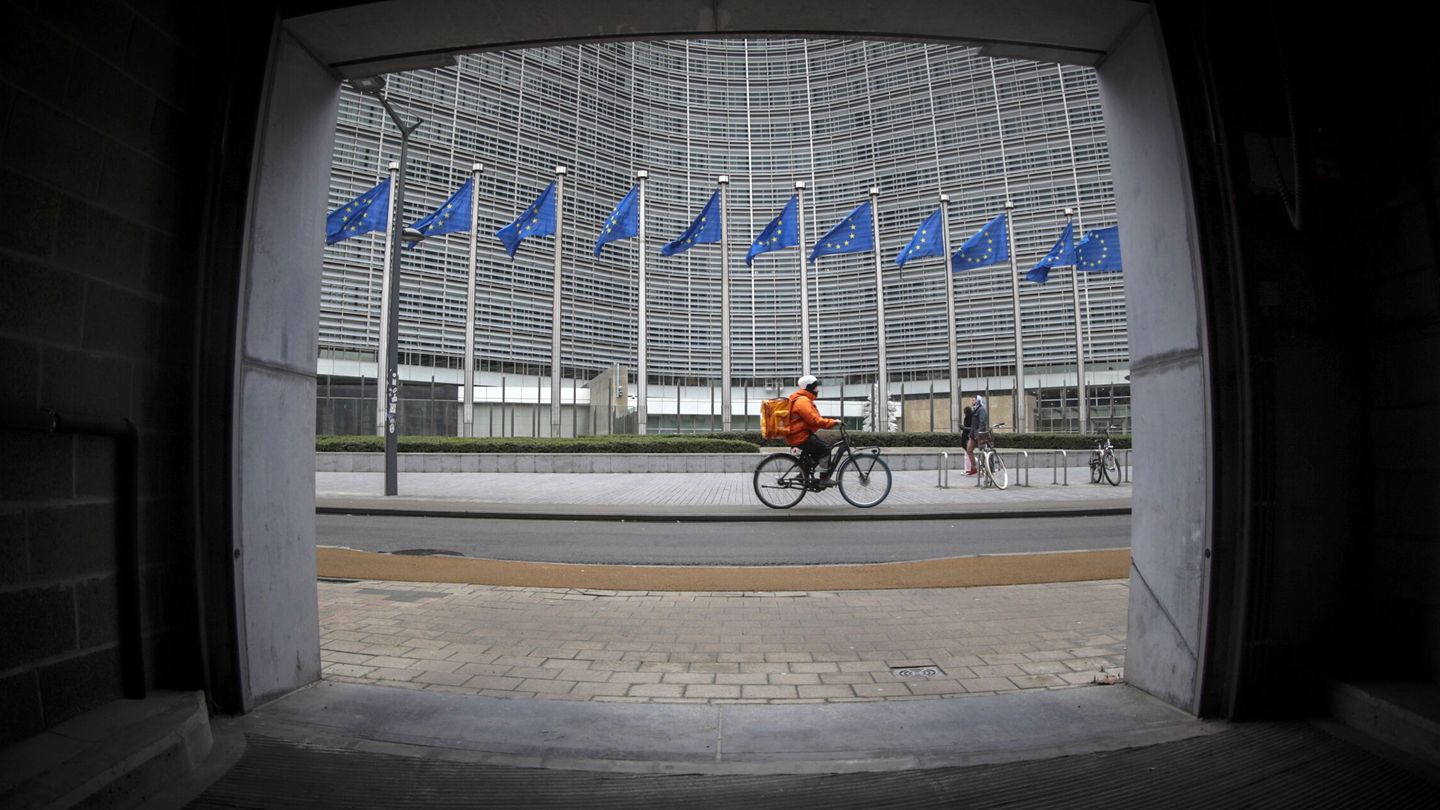 Un repartidor pasa por delante de la sede de la Comisión Europea en Bruselas. (EFE)