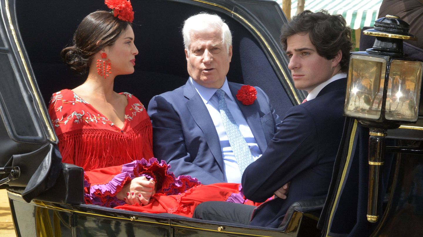 El duque de Alba junto a Fernando Fitz-James y Sofía Palazuelo. (Getty)