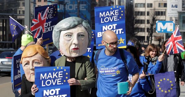 Foto: Varias personas se manifiestan frente a la Comisión Europea mientras protestan y exigen un segundo referéndum sobre el Brexit. (EFE)