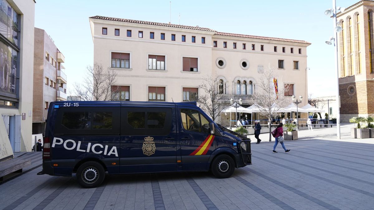 La Policía registra el Ayuntamiento de Cornellà por posibles contratos irregulares
