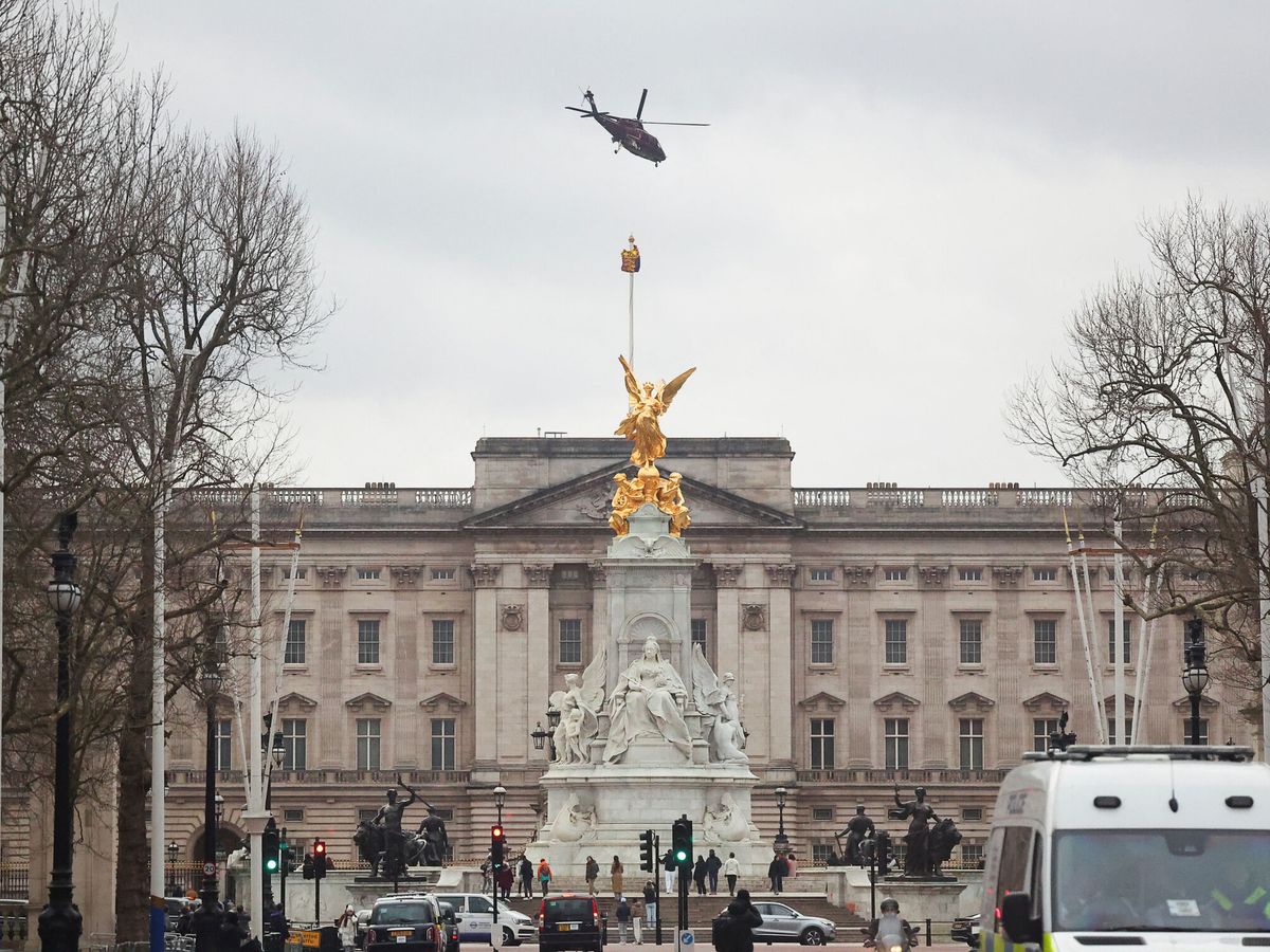 Foto: Un helicóptero sobrevuela el Palacio de Buckingham. (Reuters/Toby Melville)