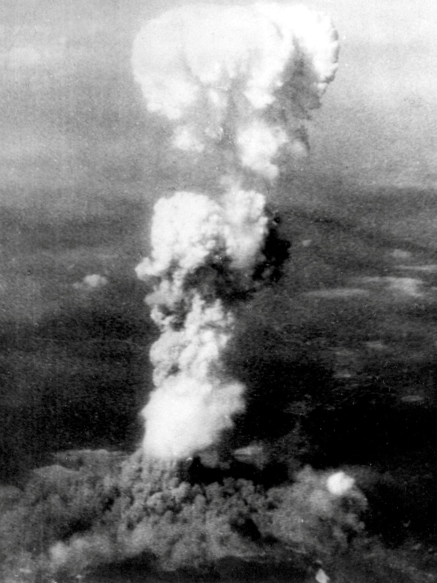La columna de humo dejada por una bomba atómica lanzada en Hirosima. 