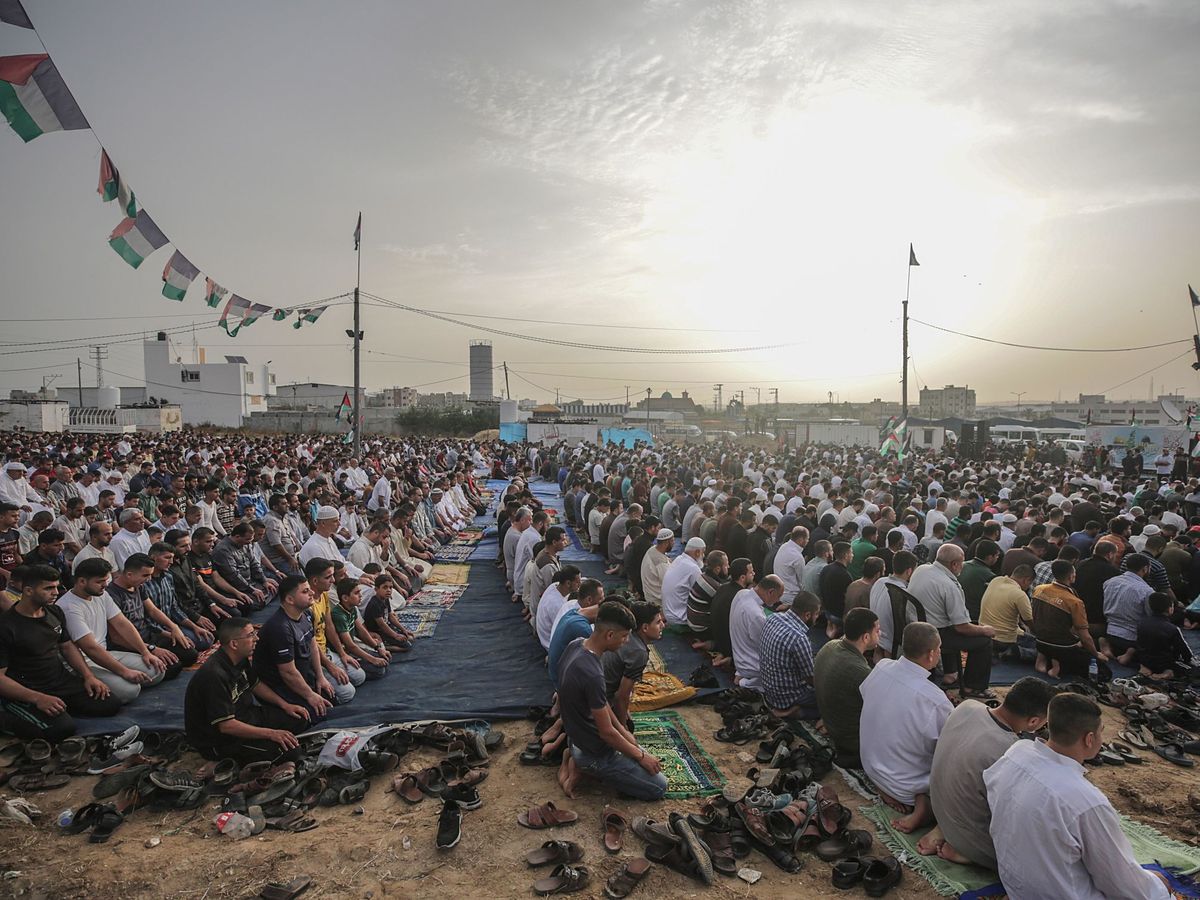 Foto: Musulmanes en el rezo del Aíd al Fitr, en Gaza. (EFE/Mohammed Sab)