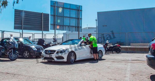 Foto:  Un grupo de estibadores llega a Sevasa (puerto de Valencia) en su Mercedes descapotable. (EC)