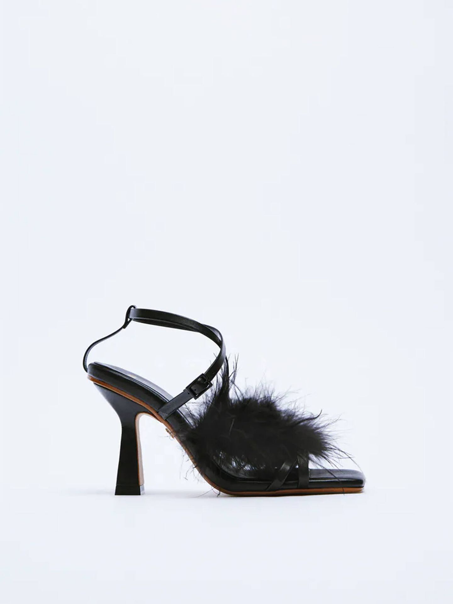 Las sandalias con detalle de plumas que tiene a la venta Zara. (Cortesía)