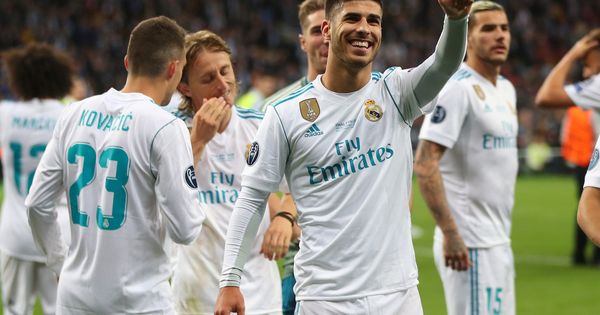 Foto: Marco Asensio, sonriente, celebra un gol con el Real Madrid en un partido de la Champions. (Reuters)