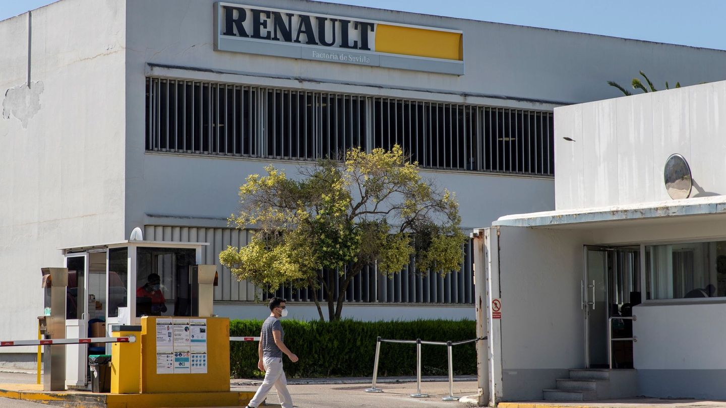 Un trabajador entra en la factoría de Renault en Sevilla. EFE Julio Muñoz