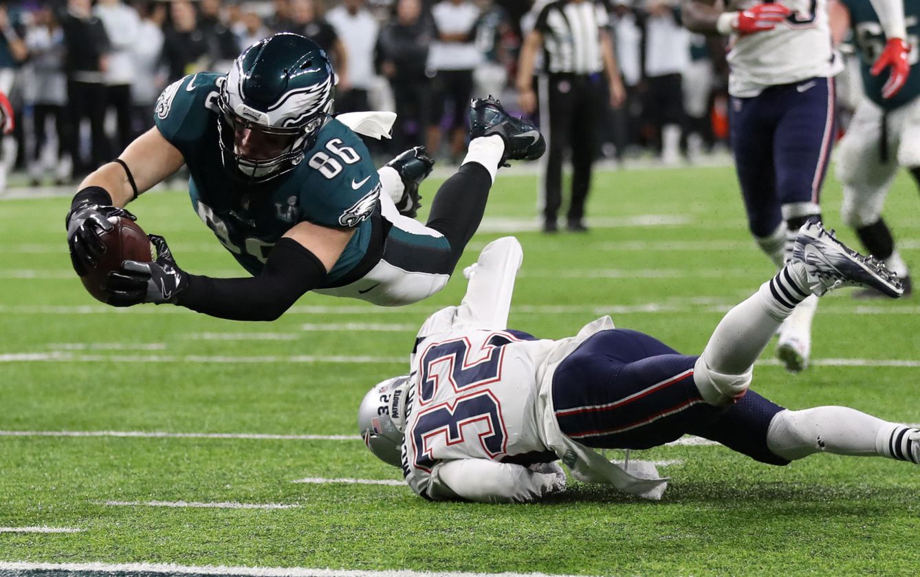 Los Eagles hacen un touchdown en la Super Bowl. (Reuters) 