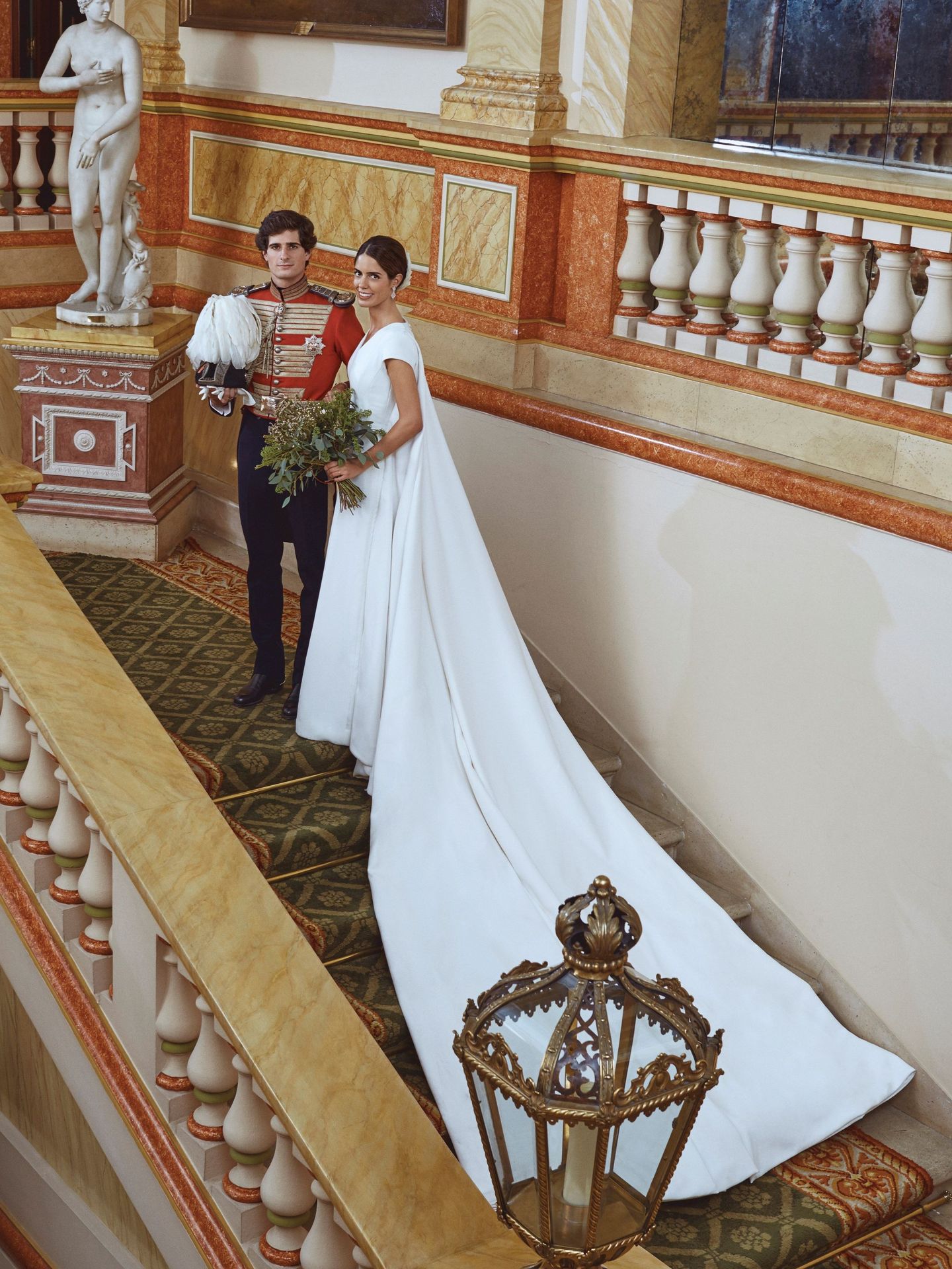 Los novios en el palacio de Liria tras su enlace matrimonial. (EFE/Pool/Casa de Alba)