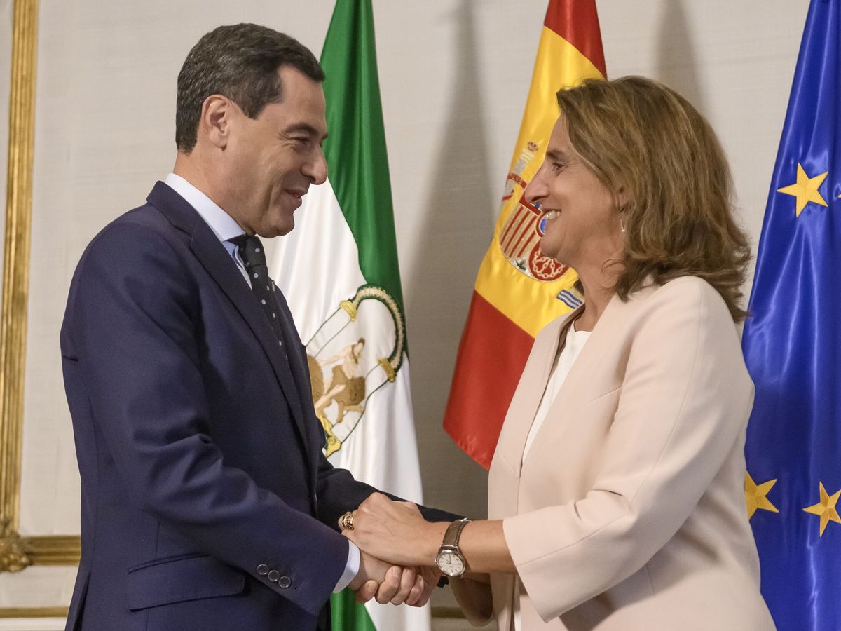 Foto: Juanma Moreno y Teresa Ribera tras anunciar el acuerdo (EFE/R.Caro)