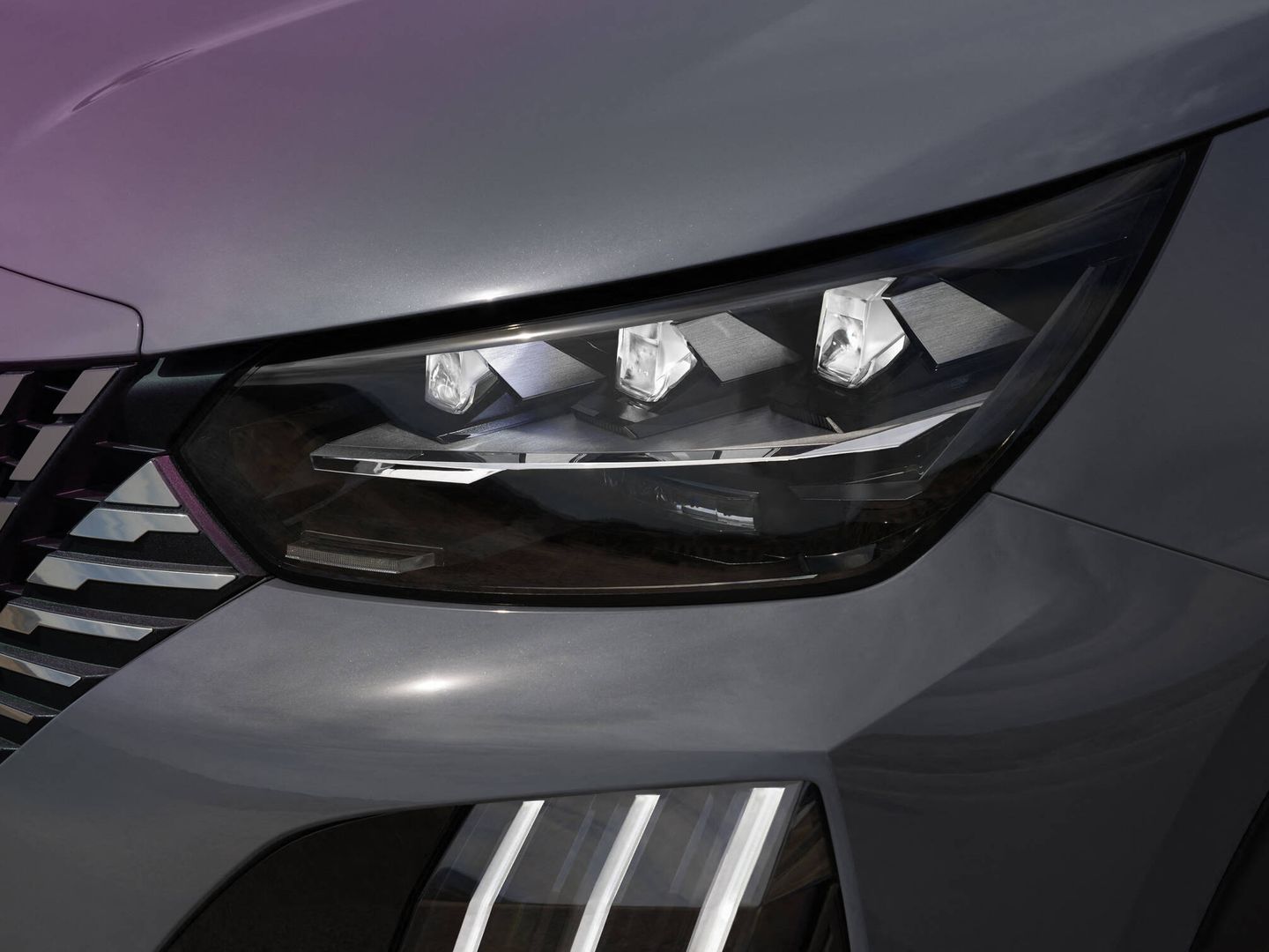 La nueva firma lumínica cambia el diseño de las tres garras de Peugeot.