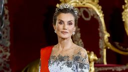 Letizia saca la artillería pesada beauty para la cena de gala con los Macron: sombras de ojos glitter, pestañón y gloss
