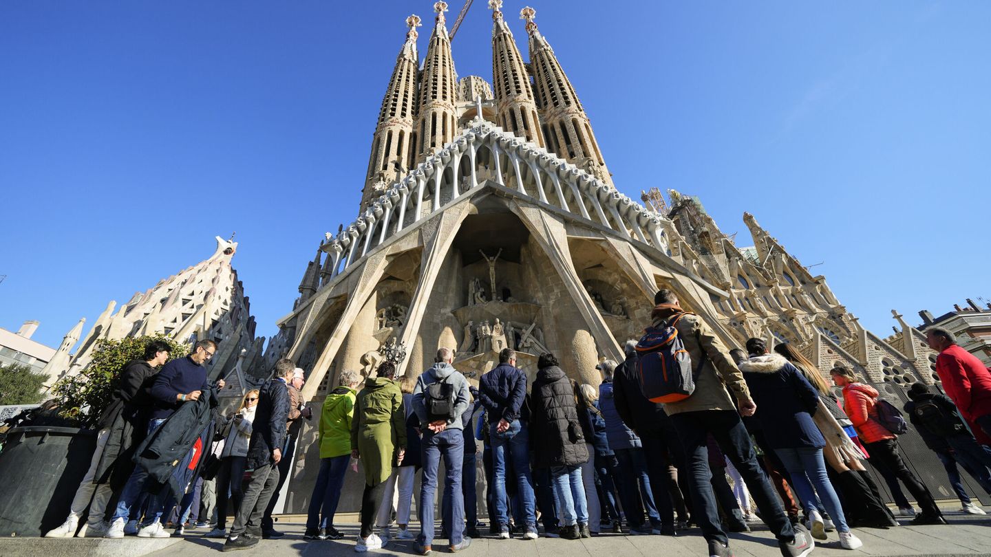 Visitantes a la Sagrada Familia (EFE/Alejandro García)