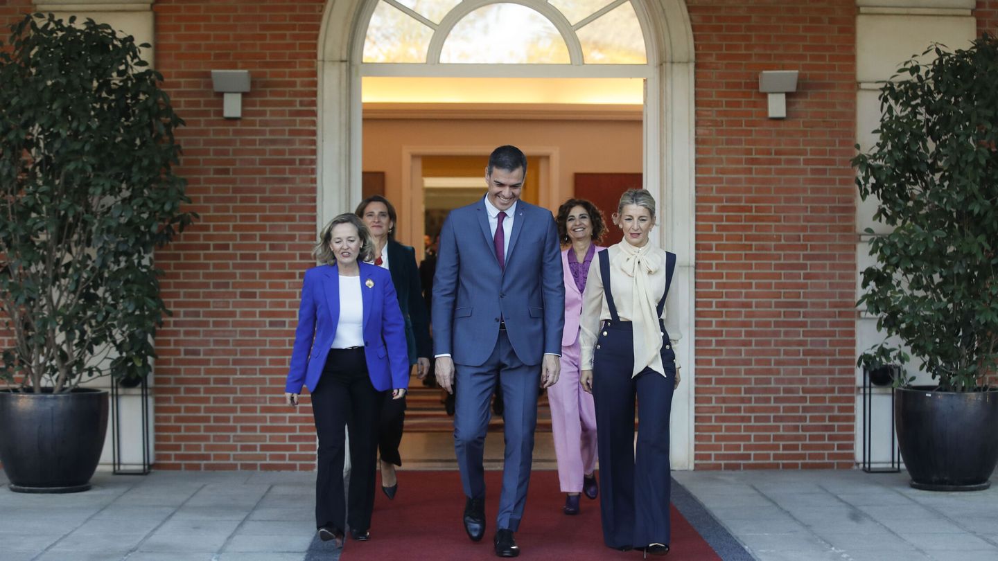El presidente, Pedro Sánchez, junto a las cuatro vicepresidentas. (EFE/Juan Carlos Hidalgo)