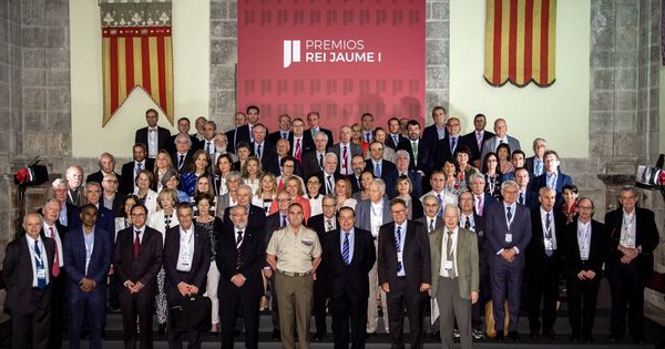 Foto: Los integrantes de los distintos jurados de los premios Rey Jaime I en Valencia. (EFE)