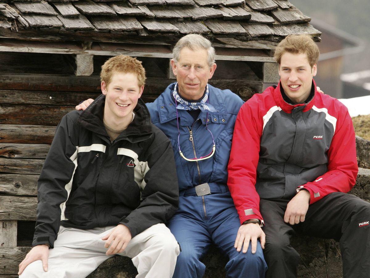 Foto: El príncipe Carlos con sus hijos Harry y Guillermo, durante un viaje de esquí a Suiza en 2005. (Getty/Pascal Le Segretain)