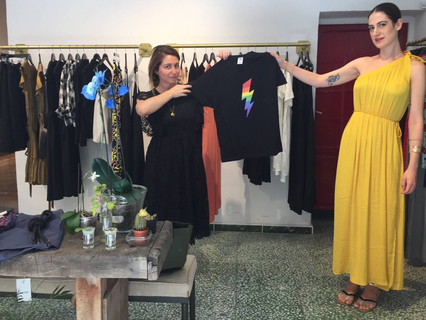 Marianna y Amaya han impulsado una iniciativa para el Orgullo Gay en su tienda de ropa. (P. E.)
