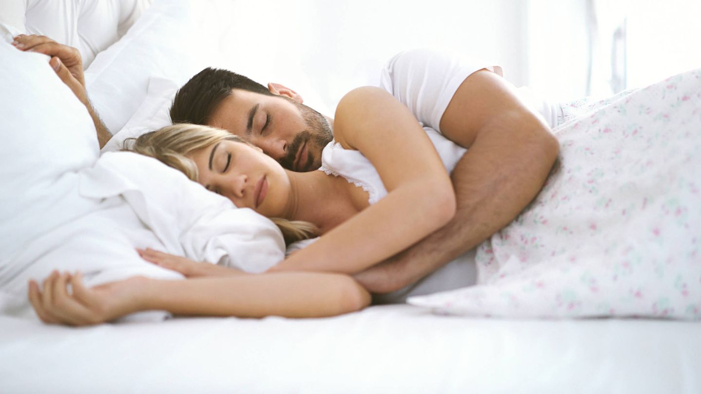 Al dormir juntos, la pareja se enteró de lo que hablaba en sueños (iStock)